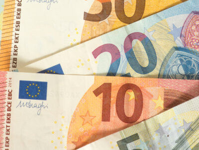 Nahaufnahme verschiedener Euro-Banknoten