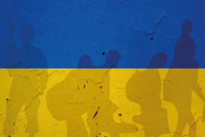 Ukrainische Flagge mit Schatten von Flüchtlingen.