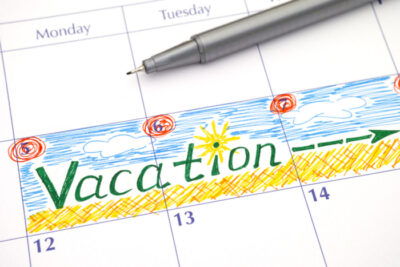 In einem Kalender sind Urlaubstage bunt markiert.