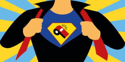 Illustration eines Mannes, der unter seinem Hemd ein Superheldenanzug mit einer Trillerpfeife trägt.
