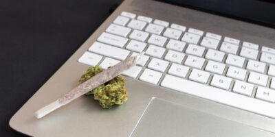 Cannabis auf einem Laptop.