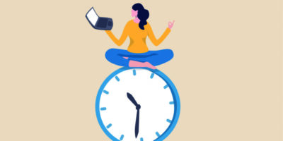 Illustration einer Frau, die auf einer Uhr mit ihrem Laptop meditiert.